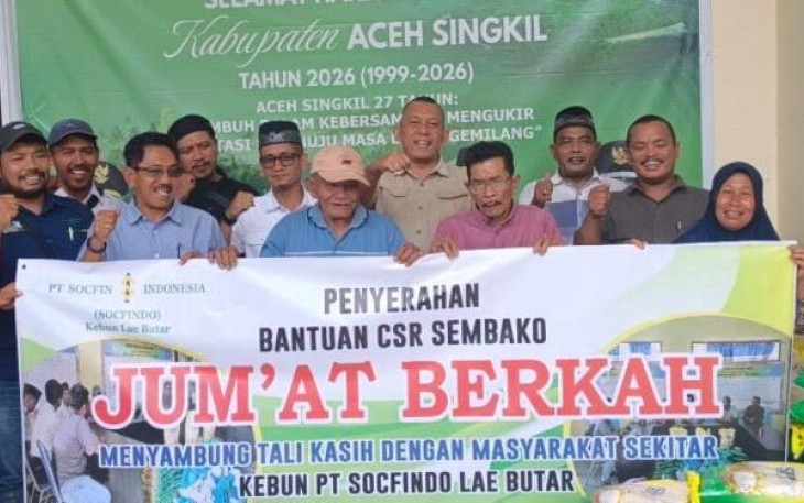 Manajemen PT Socfindo Lae Butar menyerahkan 100 paket sembako untuk warga Rimo.