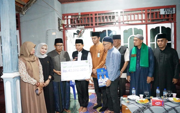 Walikota Bengkulu Dedy Wahyudi tetap menghadiri acara takziah malam ke tiga di rumah (Almarhum) Tajudin Bin Zahari, di Jalan Irian, RT 03, RW 02, Kelurahan Semarang, Rabu malam (26/8)