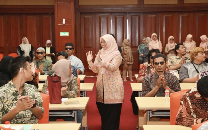Kemnaker membekali penyandang disabilitas dengan keterampilan membuat jus sehat. Pelatihan ini berlangsung dalam kegiatan Talent Hub Inklusif di Balai Perluasan Kesempatan Kerja (BPKK) Bekasi, Jumat (18/9/2026).
