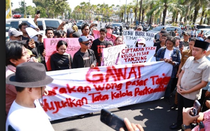 Dialog bersama antara pemerintah daerah, pedagang, dan elemen mahasiswa. 