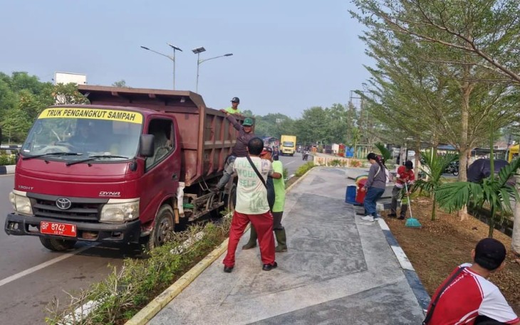 Gotong Royong Rutin di kawasan Jalan Bandara, mulai dari Tugu Pesawat hingga Gerbang Bandara.