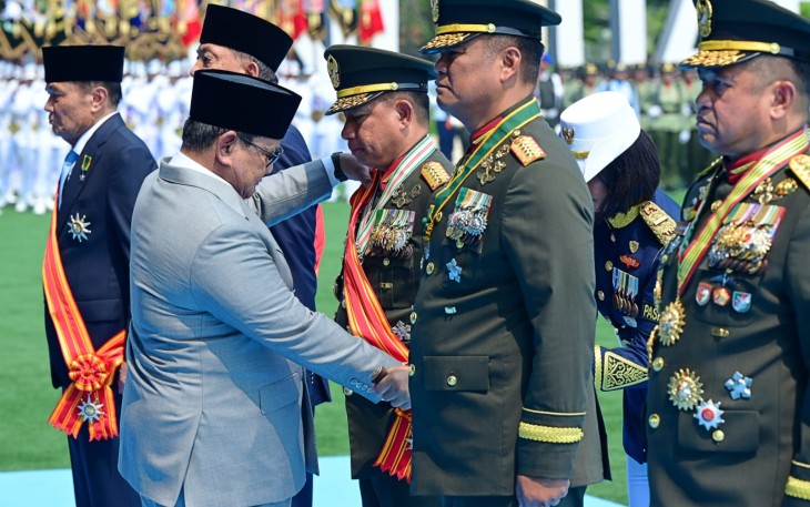 Presiden Prabowo saat Anugerahkan Tanda Kehormatan Bintang Mahaputera kepada Tujuh Tokoh TNI