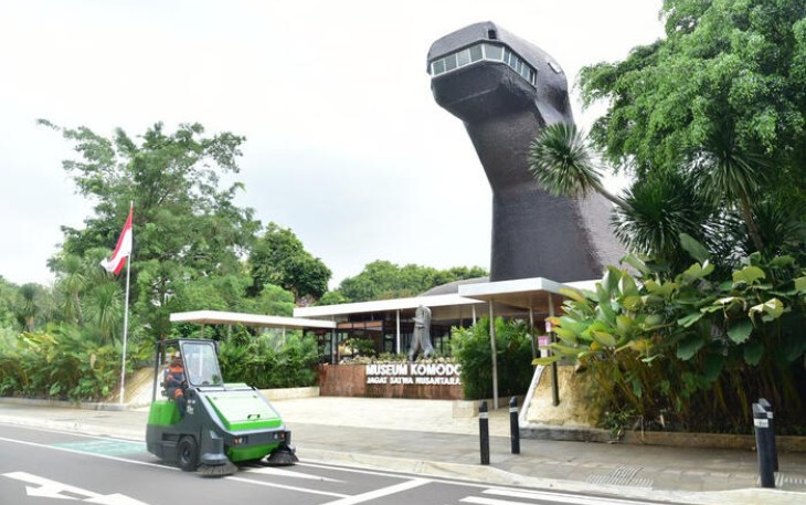 Yuk Kenalan dengan Rino, Mesin Sweeper Andalan KAI Services untuk Membersihkan Area TMII