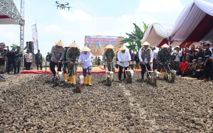 Dirjen Tanaman Pangan Kementerian Pertanian, Panglima Kopassus Letjen TNI Djon Afriandi dan Forkopimda Blora beserta jajaran melakukan tanam jagung serentak kuartal II di kecamatan Randublatung Kabupaten Blora