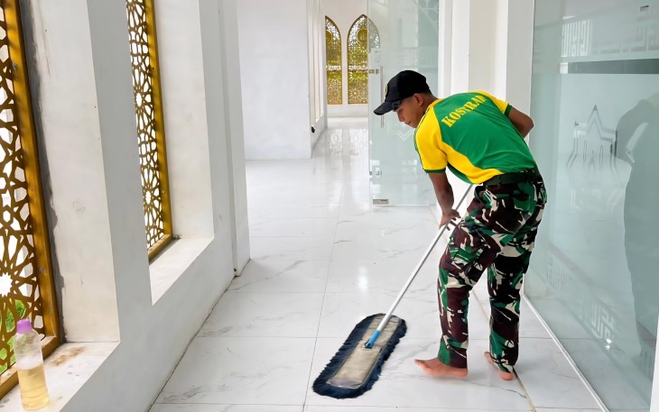 Satgas Pamtas RI–RDTL Sektor Timur Yonarmed 12 Kostrad melalui Pos Nananoe melaksanakan kegiatan karya bakti di Masjid Al-Ikhlas Halilulik, yang berlokasi di Jl. Raya Halilulik–Betun, Naitimu, Kecamatan Tasifeto Barat, Kabupaten Belu, NTT.
