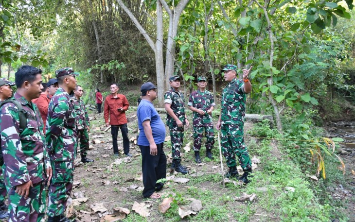 Dandim Ponorogo saat Dampingi Danrem 081/Dsj Tinjau Sasaran Pembangunan Jembatan Perintis Garuda dan Jembatan Armco
