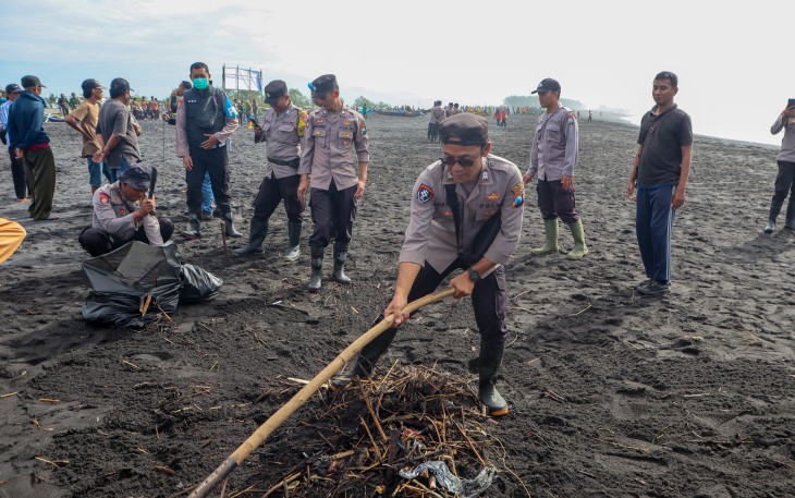 Aksi Bersih-bersih Wujudkan Pantai Watu Pecak Asri