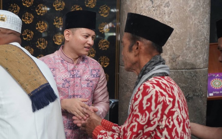 Bupati Trenggalek, Mochamad Nur Arifin, bersama keluarga saat Sholat Idul Fitri di masjid Agung Baiturrahman Trenggalek.