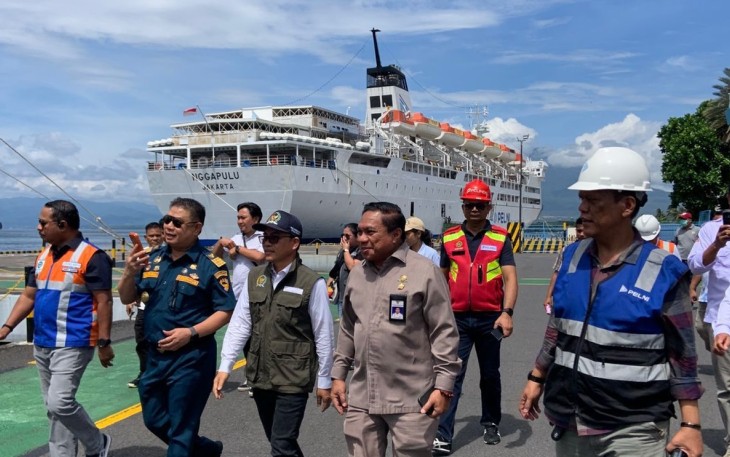 Kacab Pelni Bitung, Juni Samsudin bersama Stakeholder Pelabuhan saat melakukan pemantauan.