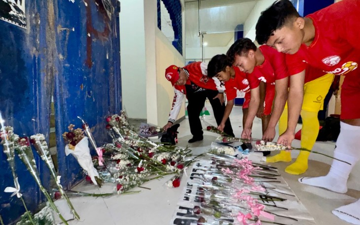 Kegiatan tabur bunga untuk mengenang para korban Tragedi Kanjuruhan yang terjadi pada 1 Oktober 2022.