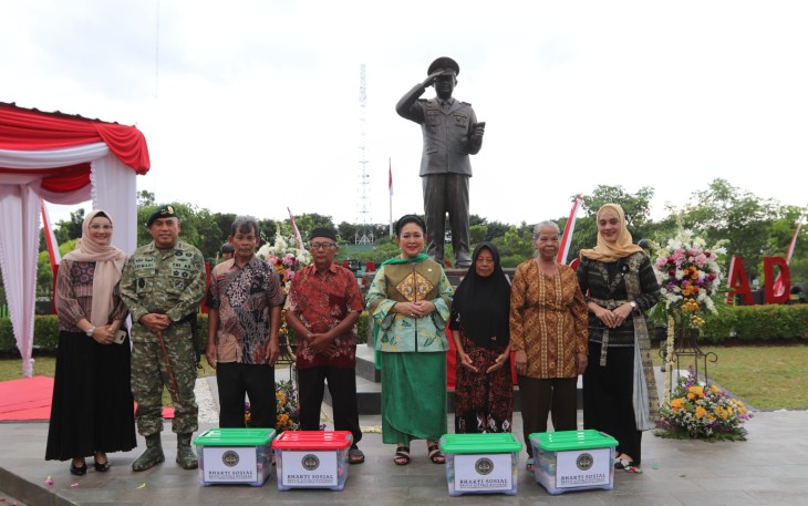 Penyerahan sejumlah paket sembako kepada masyarakat oleh Pangdivif 2 Kostrad Mayjen TNI Primadi Saiful Sulun dan Titiek Soeharto dalam acara peresmian patung Jenderal Besar TNI H.M. Soeharto, di Markas Brigif 6/TSB/2 Kostrad, Minggu (1/3/2026).