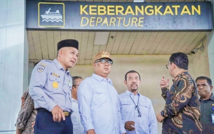 Wakil Gubernur Provinsi Kepulauan Riau, Nyanyang Haris Pratamura saat meninjau kesiapan pelayanan dan fasilitas di Pelabuhan RORO Telaga Punggur, Kota Batam, Rabu (4/3/2026).