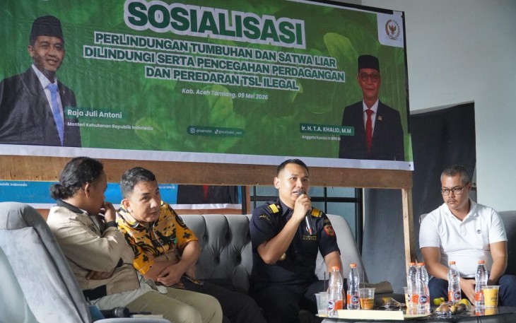 Destinhuru Hend Dhito selaku Kepala Seksi Penindakan dan Penyidikan Bea Cukai Langsa saat menyampaikan materi terkait peran Bea Cukai dalam pencegahan penyelundupan dan perdagangan ilegal tumbuhan dan satwa liar (TSL) dilindungi pada kegiatan sosialisasi di Kabupaten Aceh Tamiang, Sabtu (9/5/2026).