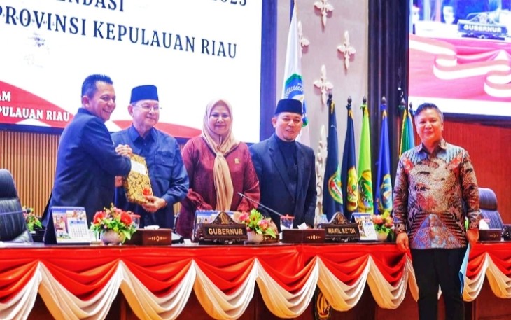 Gubernur Ansar Ahmad dalam rapat paripurna laporan akhir Panitia Khusus (Pansus) terhadap Laporan Keterangan Pertanggungjawaban (LKPj) Tahun Anggaran 2025