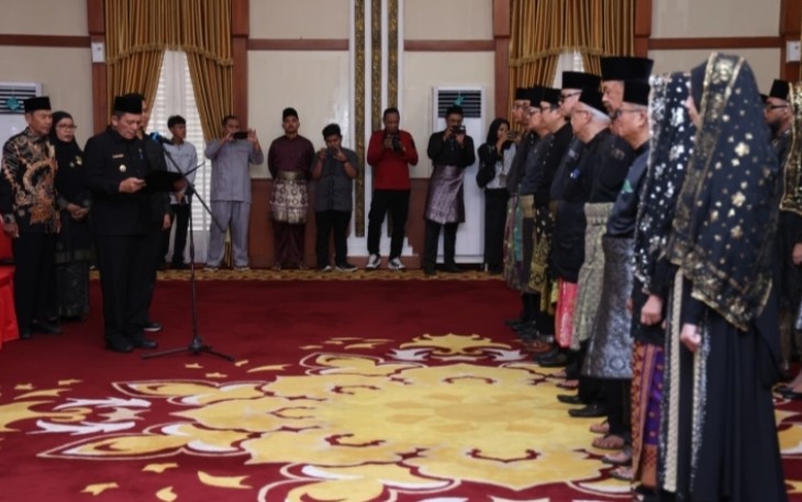 Prosesi pelantikan Dewan Kebudayaan Provinsi Kepulauan Riau masa bakti 2026–2031 di Gedung Daerah, Tanjungpinang, Jumat (17/4/2026).