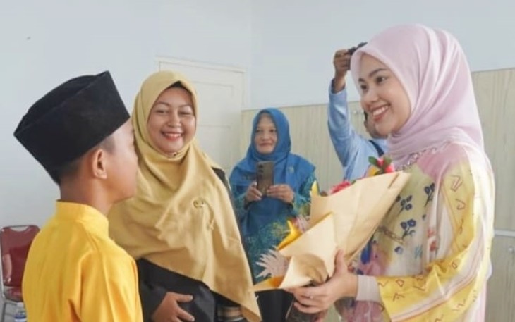 Ketua Tim Penggerak PKK Kabupaten Bintan, Hafizha Rahmadhani menyapa para siswa dengan penuh kehangatan.