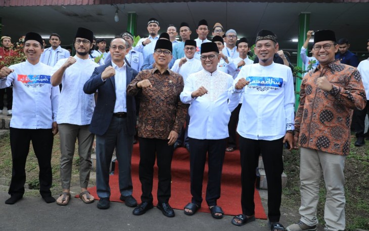 Mendes PDT Yandri Susanto foto bersama usai membuka Syiar Ramadhan Al - Khairiyah (Syiramah) di Yayasan Al - Khairiyah Citangkil, Cilegon, Sabtu (28/2/206).