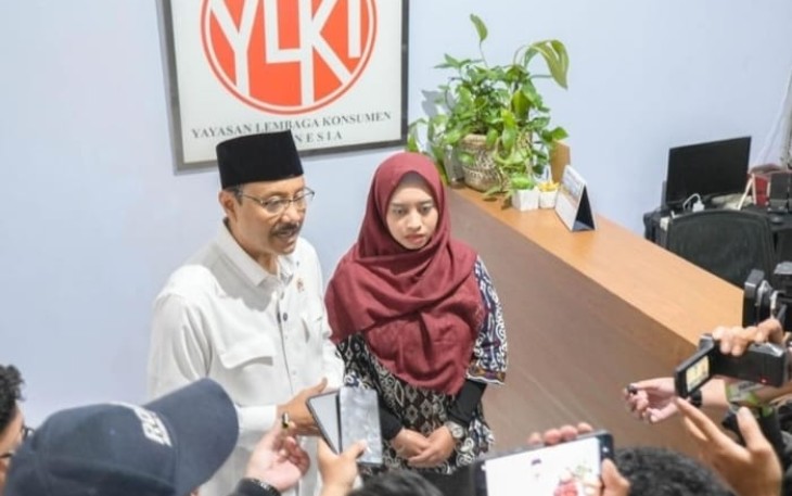 Menteri Sosial Saifullah Yusuf atau Gus Ipul usai berdiskusi bersama jajaran YLKI di Kantor YLKI Pancoran, Jakarta Selatan, Jum'at (13/2/2026)
