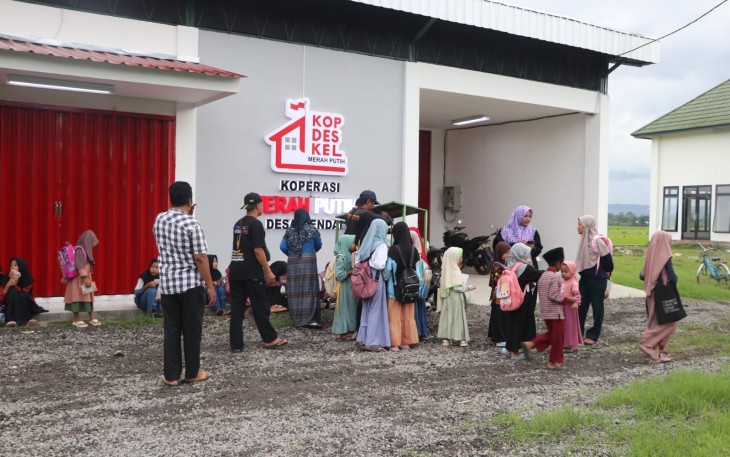 Suasana hangat dan penuh kebersamaan tampak di halaman Koperasi Desa/Kelurahan Merah Putih (KDKMP) Desa Kendal, Kecamatan Gondang, Kabupaten Tulungagung, Jawa Timur, Rabu (25/02/2026)