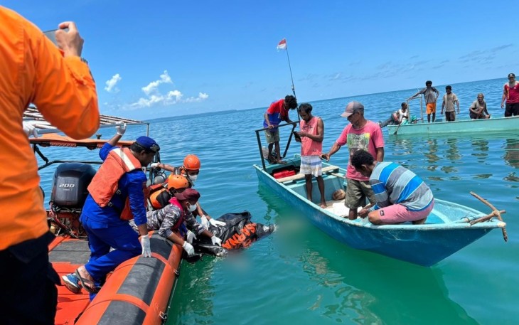 Personel Lanal Aru Terlibat Proses Evakuasi Jenazah Korban Laka Laut KM Indo Perkasa 03