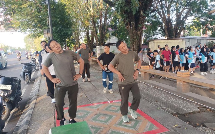 Personil Kodim 1310/Bitung bersama pemerintah dan masyarakat serta ormas ada saat melaksanakan olahraga bersama