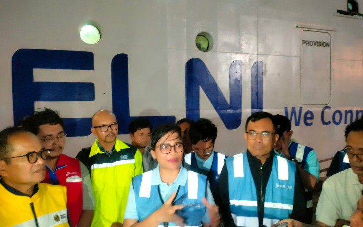 Direktur Utama PT. Pelni bersama BPH Migas saat melakukan monitoring proses pengisian Bunkering KM Sangiang di pelabuhan Samudera Bitung.