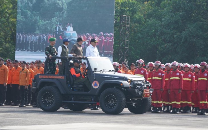Menko Polkam Jenderal TNI (Purn) Djamari Chaniago, Kepala BNPB Letjen TNI Dr. Suharyanto, S.Sos., M.M., dan Menteri Kehutanan Raja Juli Antoni mengecek kesiapan pasukan yang akan terlibat dalam operasi penanganan karhutla pada Apel Kesiapsiagaan Karhutla di Lanud Roesmin Nurjadin, Kota Pekanbaru, Provinsi Riau pada Kamis (5/3)