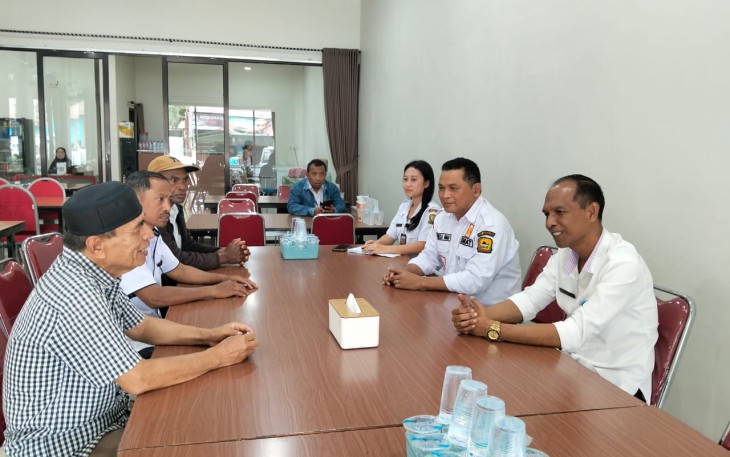 Kadis DLH Manggarai didampingi Camat Langke Rembong saat memberikan arahan kepada Owner Resto Setia Minang.