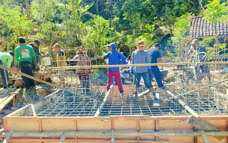 TNI dan Masyarakat saat Bergotong Royong Dalam Pembangunan Jembatan Gantung Wilayah Pacitan