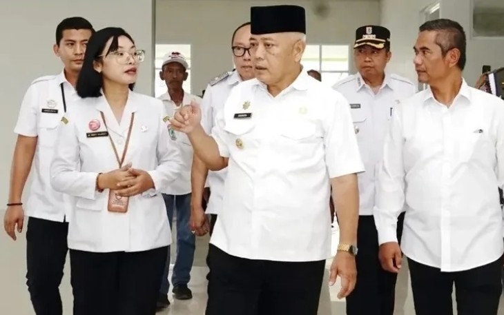 Ketua DPRD (paling kanan) dan Bupati Malang (Tengah) saat Tinjau Puskesmas Poncokusumo