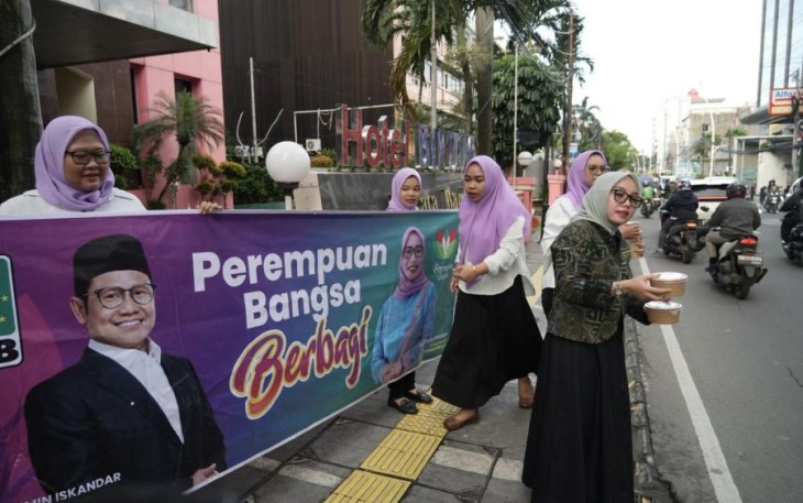 Farida Farichah sekertaris bidang organisasi DPP Perempuan Bangsa saat membagikan takjil di Jakarta, Kamis (5/3)