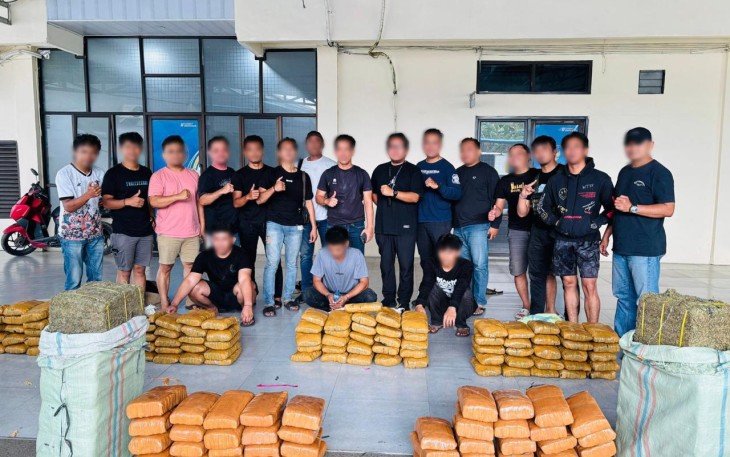 Tersangka (3 orang jongkok) dan barang bukti saat diamankan