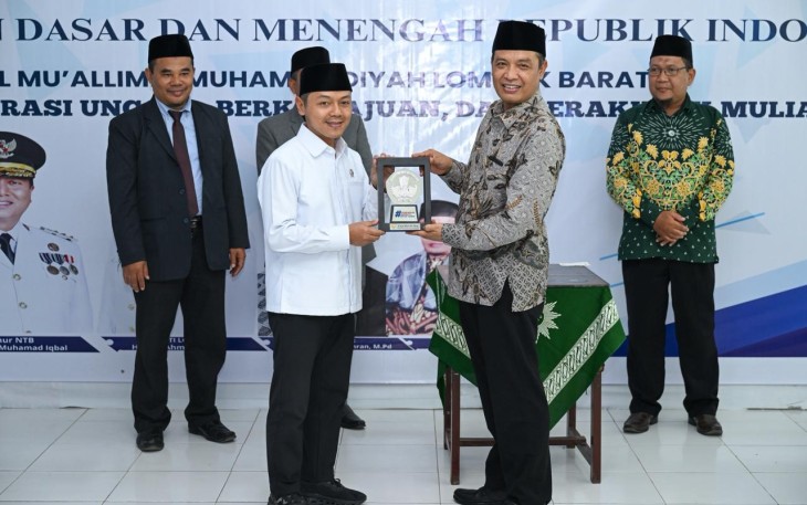 Wamendikdasmen Fajar Riza Ul Haq menerima cenderamata di Lombok, NTB, Senin (13/4)