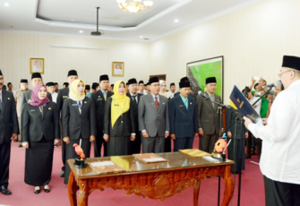 Gubernur Lantik 15 Pejabat Eselon II, III dan IV Dinas Dukcapil Provinsi Bengkulu, Jumat (24/2/2017). 