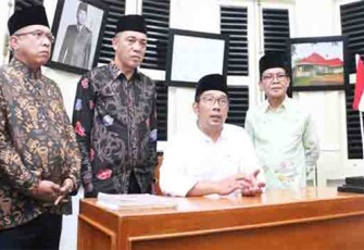 Walikota Bandung, Ridwan Kamil saat mengunjungi Rumah Pengasingan Bung Karno, Rabu (16/03/2017)