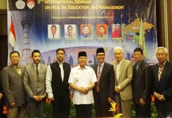 Wakil Gubernur Bengkulu, Rohidin Mersyah berfoto bersama dengan para narasumber