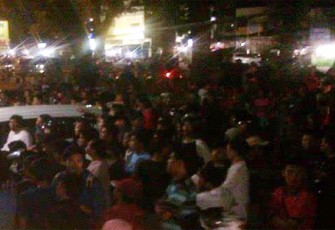 Kerumunan warga dan para pengendara saat terjadi aksi percobaan pembobolan bank Pundi