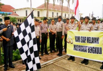 Plt Sekdaprov Sudoto saat melepas tradisi jalan juang Bintara Polri Diktuk T.A. 2016 di rumah pengasingan Bung Karno, Kamis (23/03/2017).