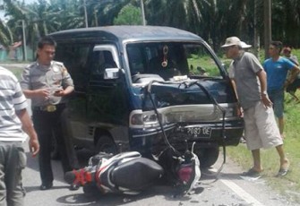 Tabrakan Mobil Carry Minibus VS Motor di Jalan Raya Desa Nanjungan, Kecamatan Pino Raya, Kabupaten Bengkulu Selatan, Rabu (01/03/2017) siang sekitar pukul 13.50 WIB.
