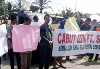 Warga berunjuk rasa di depan kantor Bupati Bengkulu Selatan, Selasa (25/4/2017). 