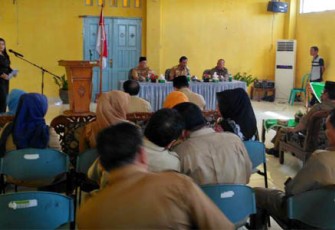 Penyampaian SK Plh Bupati Benteng di Kantor Bupati Benteng, Senin (04/2017).