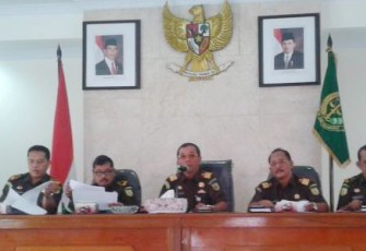 Kajati Bengkulu Sendjun Manullang, SH., MH didapingi Wakil Kepala Kejaksaan Tinggi Bengkulu, Edi Susanto, Asisten Pidana Umum (Aspidum), Azhari, Asisten Pidana Khusus (Aspidsus), Henri Nainggolan dan Asisten Intelijen (Asintel), Edy Sumarno saat menggelar jumpa pers di Aula Kejati Bengkulu.