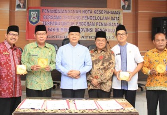 Wagub Rohidin Mersyah saat MoU bersama pengelolaan data terpadu penanganan fakir miskin Provinsi Bengkulu, di gedung Bappeda, Jumat(7/4).