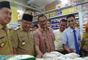 Staf Ahli Menteri Perdagangan Bidang Pengamanan Pasar, Sutriono Edy, saat mengecek harga dan stok bahan pokok di salahsatu supermarket terkenal kota Bengkulu, Senin (8/5).