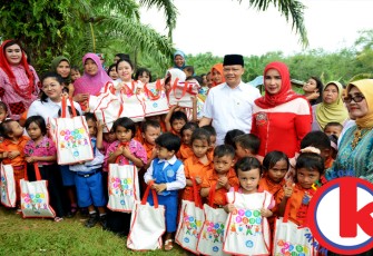 Menko PMK RI Puan Maharani didampingi Wagub Rohidin Mersyah dan Lily Gubernur Ridwan Mukti berfoto bersama dengan anak-anak TK di Seluma