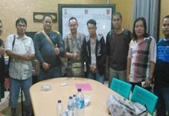 Tim Buser Polres Bengkulu bersama tim Polda Jatim usai meringkus tersangka