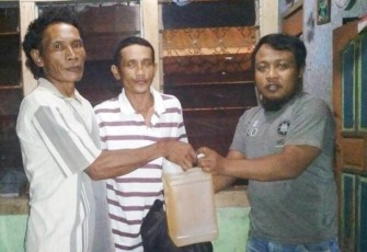 Ketua Kelompok Masyarakat Mandiri Pujo Santoso, S.Sos saat membagikan sembako gratis ke masyarakat miskin di Seluma, Selasa (13/06/2017)