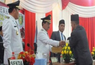 Anggota Dewan memberikan ucapan selamat kepada Bupati