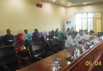 Para pegawai Dinas Koperasi dan UMKM Kota Bengkulu tampak serius mengikuti hearing
