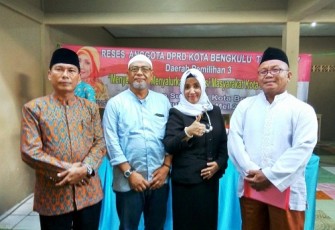 Foto bersama Teteh Yani dan suami, camat serta Ketua RT